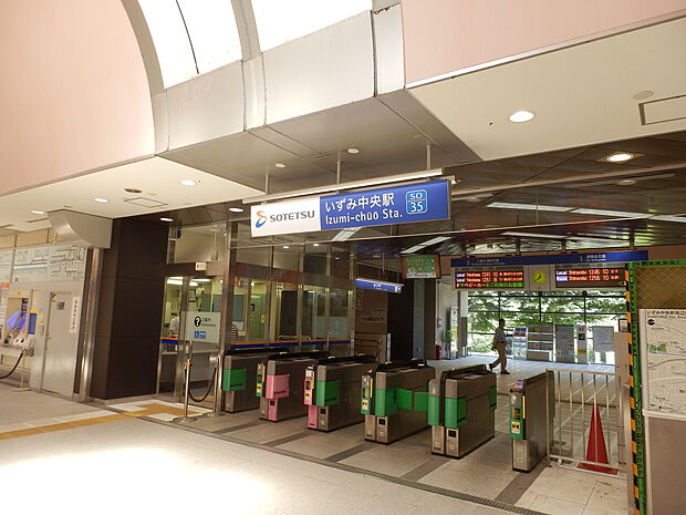 相鉄線いずみ中央駅まで約750m。川沿いにある景色の良い駅です。相鉄ローゼン・ライフなど、スーパーに直結しているます。