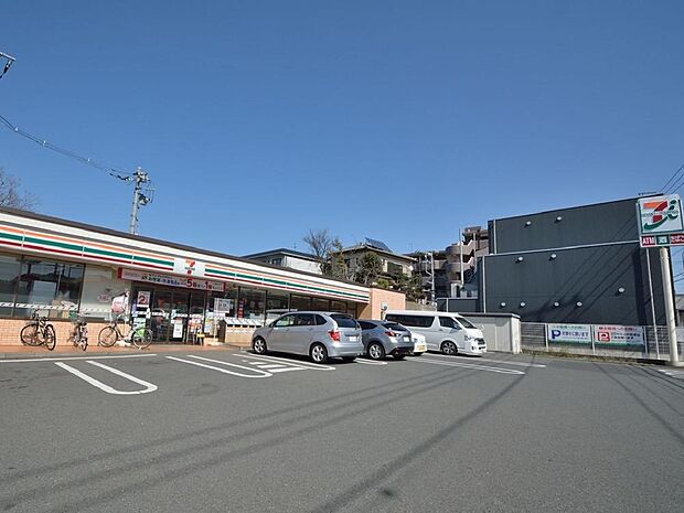 セブンイレブン泉区役所前店まで約1235m