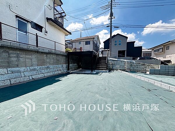 静けさに包まれた閑静な街並みに佇む、全2区画の特別なロケーション。高台ならではの陽当りと美しく広がる景色を堪能できます。愛車を守るカースペース付きで、優雅な毎日を。