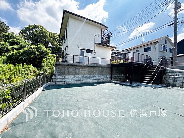 閑静な住宅街の陽当りに恵まれた土地。たくさんの想いが美しいカタチに彩られた時、そこにはひと時のくつろぎが生まれ、ゆっくりと愛着が育まれていきます。