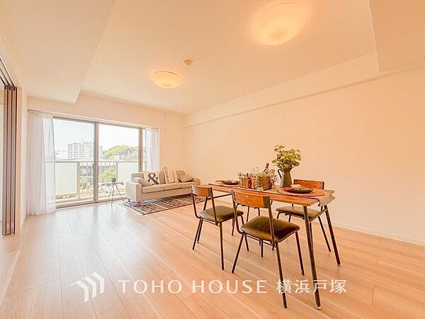 【Living room】ここにはみんなが集い、食事と楽しい会話が始まる。話に夢中になりすぎて、ついつい時を忘れてしまう。そんな束の間の幸せを感じさせてくれる場所。