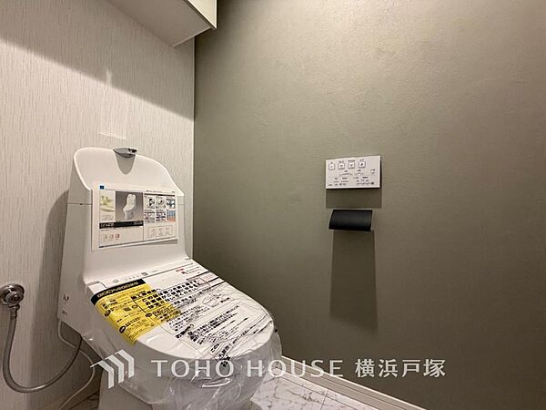 【Toilet】清潔感のあるトイレ空間。毎日快適に使えるよう配慮された仕様で、落ち着いて利用できる空間です。