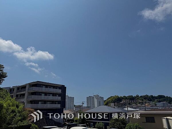 【View】開放感があり、遮るものもなく気持ちのいい景色が広がります。お部屋にも爽やかな風と暖かく柔らかな日差しが差し込み、毎日の暮らしを豊かに彩ります。