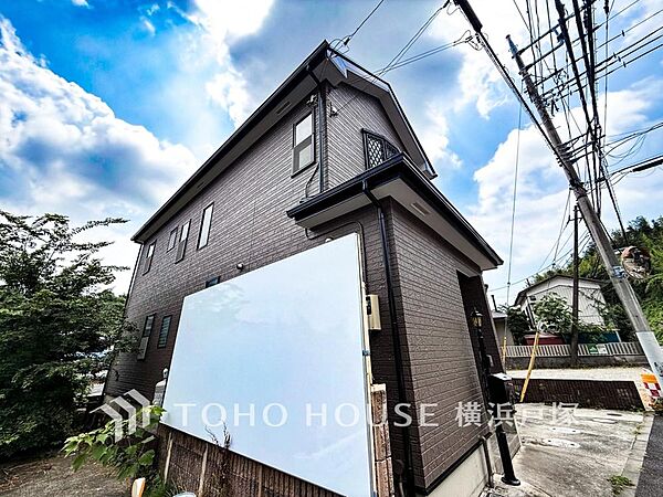 「Appearance」落ち着いた街並みに馴染む佇まい。前面道路からのアプローチもしやすく、日々の出入りもスムーズです。周辺は住宅が中心の穏やかな環境で、ゆったりとした暮らしを思い描けます。