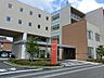 周辺：24時間365日体制の救急医療を強みとする総合病院です。内科から外科まで幅広い診療科を備え、地域医療の中核を担っています。最新設備による精密な診断と、患者に寄り添う丁寧なケアが特徴です。