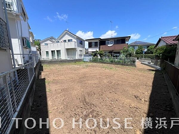 閑静な住宅街の陽当りに恵まれた土地。たくさんの想いが美しいカタチに彩られた時、そこにはひと時のくつろぎが生まれ、ゆっくりと愛着が育まれていきます。
