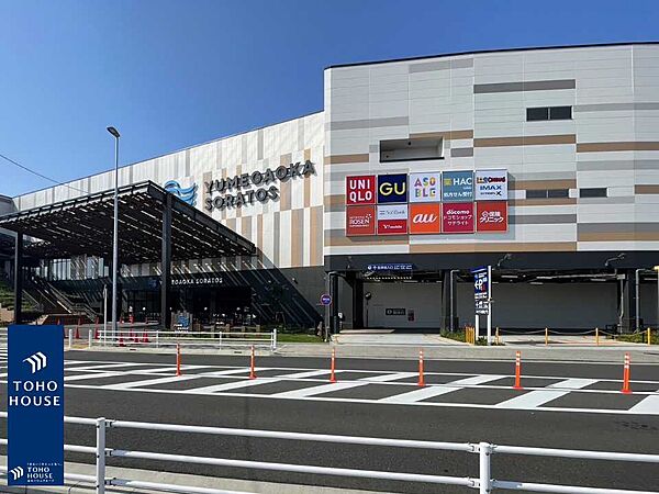 ショッピング、飲食、アミューズメントが楽しめ、地域住民に親しまれるスポットです。家族連れや友人同士で訪れる人が多く、駅近でアクセスも便利な点が魅力です。