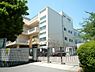 周辺：緑豊かで静かな丘陵地に位置する公立中学校。文武両道を掲げて学力向上と部活動の活性化に注力し、地域社会との温かい連携のもとで生徒の自主性と豊かな人間性を育んでいます。