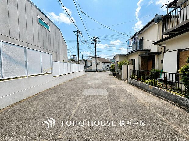 街並みの風景に包み込まれながら、瀟洒な印象も湛えて佇みます。