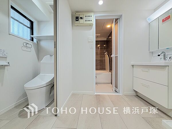 【Powder room】脱衣スペースを含む空間はゆとりの広さ。また洗面化粧台にも収納スペースを設け、洗面スペースもスッキリ。