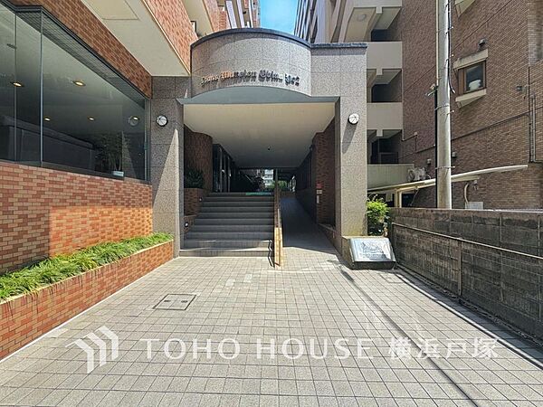 【Entrance】上質感漂うエントランス。めまぐるしく過ぎ行く日々の中でゆったりとした休息と癒しを提供してくれる。