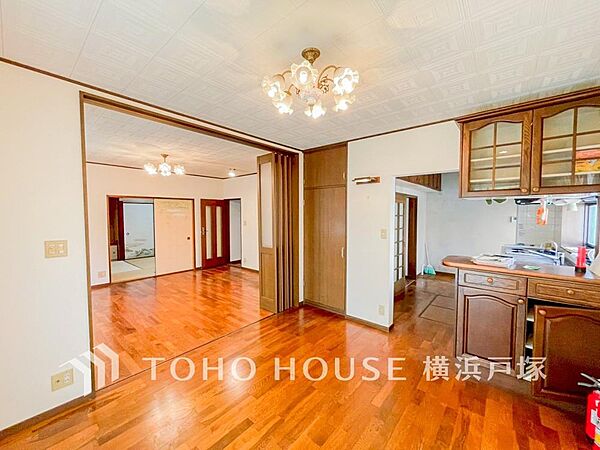 【Living room】明るく開放的な空間が広がるLDK。室内には豊かな陽光が注ぎ込み、爽やかな住空間を演出。
