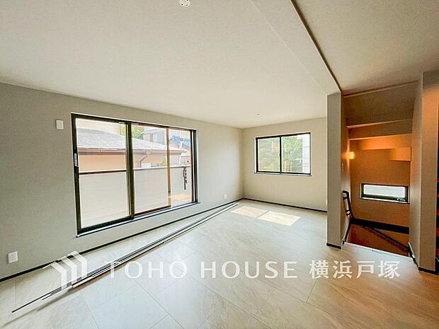 【Living room】ここにはみんなが集い、食事と楽しい会話が始まる。話に夢中になりすぎて、ついつい時を忘れてしまう。そんな束の間の幸せを感じさせてくれる場所。(B棟)