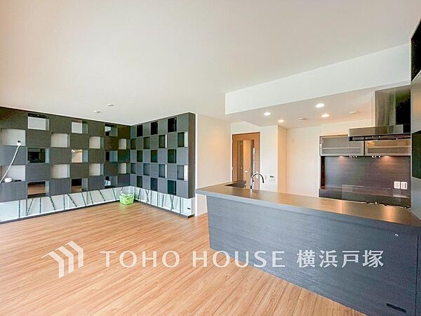 【Living room】明るく開放的な空間が広がるLDK。室内には豊かな陽光が注ぎ込み、爽やかな住空間を演出。