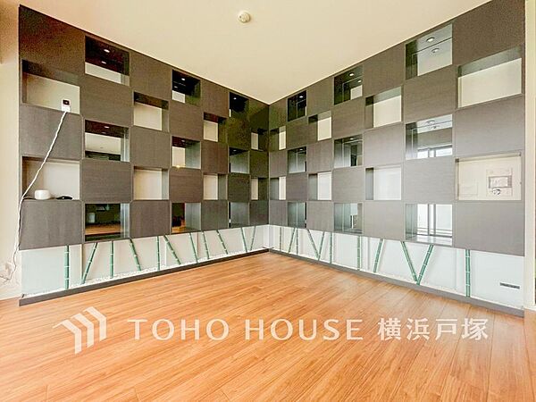 【Living room】ここにはみんなが集い、食事と楽しい会話が始まる。話に夢中になりすぎて、ついつい時を忘れてしまう。そんな束の間の幸せを感じさせてくれる場所。