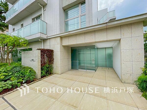 【Appearance】洗練されたフォルムと美しい街並みに映える外観デザイン。住まう誇りを感じさせる、上質感あふれるレジデンス。