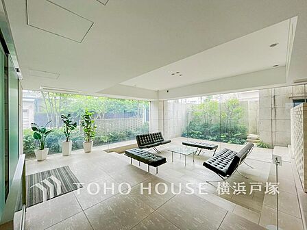 【Entrance】上質感漂うエントランス。めまぐるしく過ぎ行く日々の中でゆったりとした休息と癒しを提供してくれる居住者のプライベート空間があります。