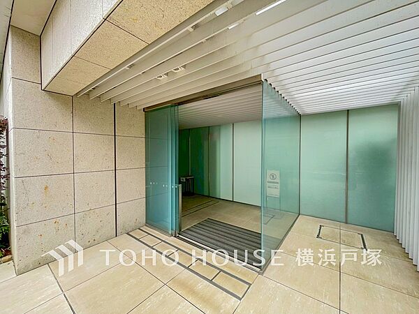 【Entrance】上品で清潔感があるエントランスは住人やゲストを迎え入れ、そして送り出す場にふさわしい空間です。プライベート感が高まるシックな装いのエントランス。