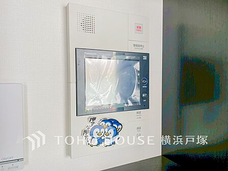 【TVモニタ付きインターホン】誰が来てもわかる様にモニター付きインターホンを設置。快適と安らぎを合わせた優しい設計。
