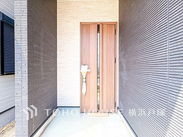 帰宅するたびに気分が上がる、洗練された雰囲気が漂うセンスの良い玄関空間。(2号棟)