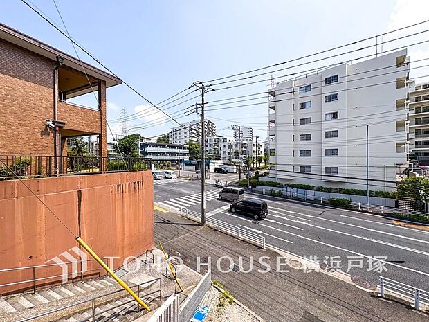 その豊かな眺望にふさわしい空間には、通風・採光にも優れ、心地よい光と風があふれています。(2号棟)