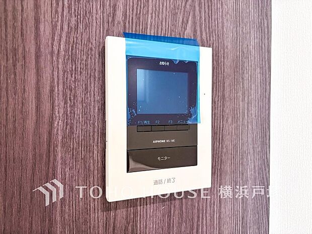 誰が来てもわかる様にモニター付きインターホンを設置。家事導線を考慮した個所に設置し、防犯性と利便性に優れ快適と安らぎを合わせた優しい設計。(2号棟)