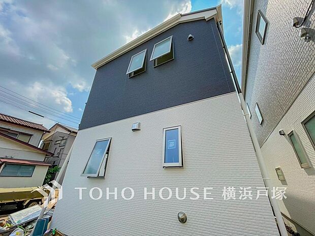 【Appearance】流行に左右されず、将来にわたって価値が継続する「上質」な佇まい。おしゃれな雰囲気や自然の潤い、親しみやすさといった個性を、街に新たな価値をもたらし続ける。(写真1号棟)