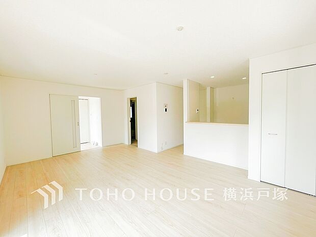 【Living room】ここにはみんなが集い、食事と楽しい会話が始まる。話に夢中になりすぎて、ついつい時を忘れてしまう。そんな束の間の幸せを感じさせてくれる場所。（7号棟）