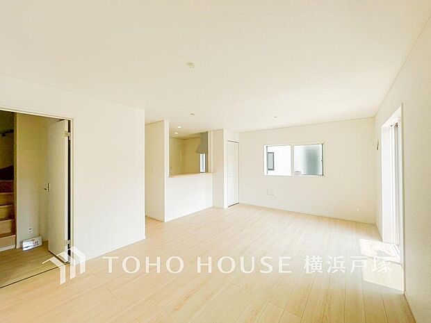 【Living room】明るく開放的な空間が広がるLDK。室内には豊かな陽光が注ぎ込み、爽やかな住空間を演出。（7号棟）