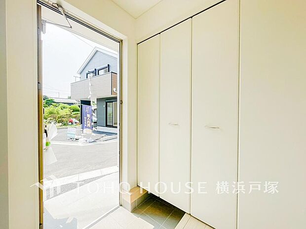 【Entrance】シンプルながらも洗練された印象の玄関スペース。住まいの入口として、さりげない良質感を感じられる空間です。（7号棟）