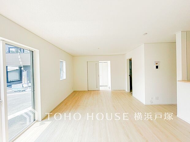 【Living room】家族が自然と集まる、心地よい時間が流れるリビング空間。ゆったりとした雰囲気の中で、くつろぎの時間を楽しめます。（7号棟）
