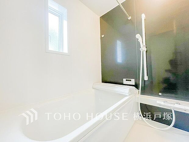 【Bathroom】1日の疲れを取り心身を癒すことができる住まいの中のリラクゼーション空間、リラックスできるよう優しいカラーをチョイスしました。時を忘れるほどのんびりできる空間に。（7号棟）