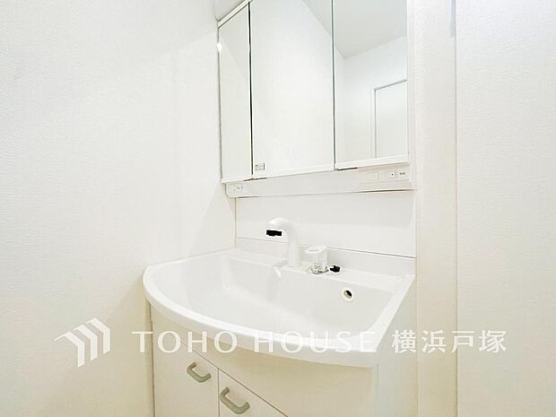 【Powder room】清潔感のあるプライベート空間は、身だしなみチェックや肌のお手入れに最適です。収納もあり、スッキリと見映えの良い空間に拵えました。時間に余裕とゆとりを持たせます。（7号棟）