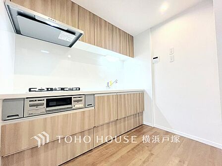 夫婦そろってキッチンに立っても調理がしやすく余裕の広さ。家事をしながら会話も弾みます。