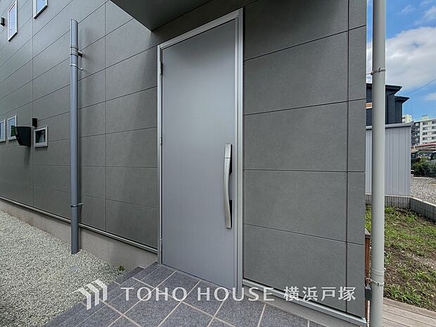 【Entrance】居住者の帰り、訪れる方を優しく迎え、やすらぎに満ちた生活空間を予感させる。健やかな暮らしを楽しめそう。