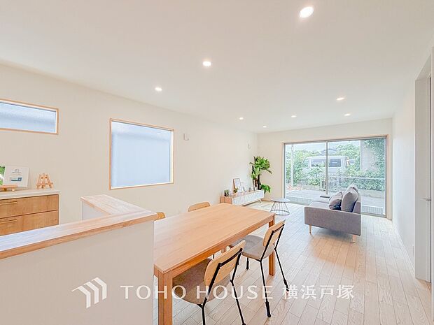 【Living room】光と風が溢れる開放的なリビングダイニングには自然と家族みんなが集まってきます。明るく穏やかな空気の中で飲んだり、食べたり、笑ったり。