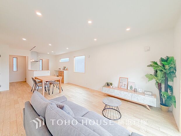 【Living room】柔らかな色合いのフローリングと清潔感の溢れるクロスが明るい空間を創り出しているリビングダイニング。憩いの場に相応しく、ここで楽しむ家族の時間が絆をより深めてくれそうです。