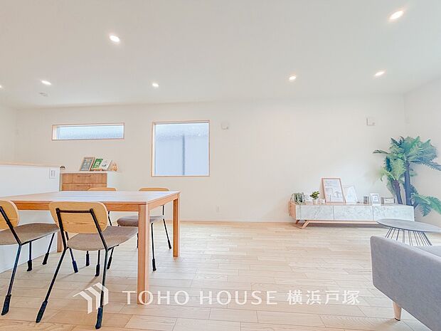 【Living room】明るく開放的な空間が広がるLDK。室内には豊かな陽光が注ぎ込み、爽やかな住空間を演出。