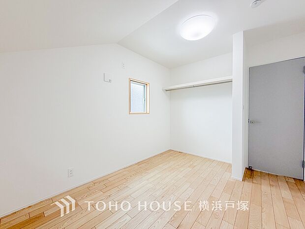【Room】1日の疲れを癒し、心地よく寛げるようゆったりとした広さを確保しています。プライベートタイムをより優雅に穏やかに…。落ち着いた雰囲気を紡ぎます。