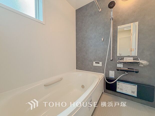 【Bathroom】1日の疲れを取り心身を癒すことができる住まいの中のリラクゼーション空間、リラックスできるよう優しいカラーをチョイスしました。時を忘れるほどのんびりできる空間に。