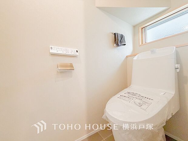 【Toilet】清潔感のあるトイレ空間。毎日快適に使えるよう配慮された仕様で、落ち着いて利用できる空間です。