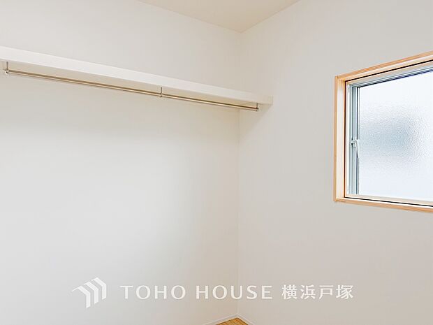 【Storage room】家屋内に設けられた収納スペースで、衣類や日用品、季節物の整理整頓に利用される部屋です。隠れた収納場所として、生活空間をすっきりと保つ役割を果たします。