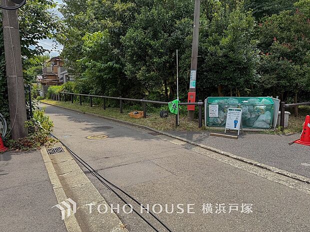 【Frontal road】穏やかな街並みの中で、陽光と開放感を感じながら暮らせる魅力ある住環境です。