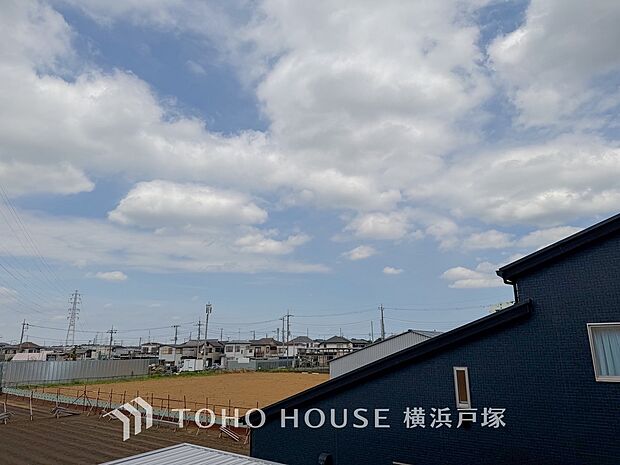【View】開放感があり、遮るものもなく気持ちのいい景色が広がります。お部屋にも爽やかな風と暖かく柔らかな日差しが差し込み、毎日の暮らしを豊かに彩ります。