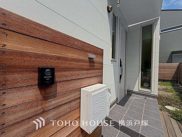 【Entrance】居住者の帰り、訪れる方を優しく迎え、やすらぎに満ちた生活空間を予感させる。健やかな暮らしを楽しめそう。