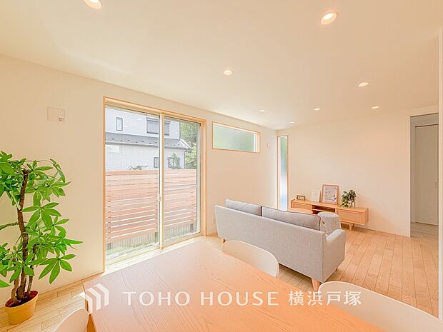 【Living room】柔らかな色合いのフローリングと清潔感の溢れるクロスが明るい空間を創り出しているリビングダイニング。憩いの場に相応しく、ここで楽しむ家族の時間が絆をより深めてくれそうです。