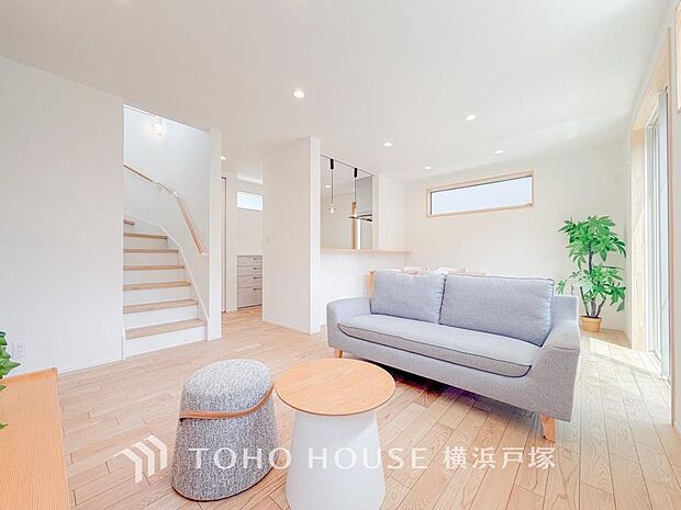 【Living room】明るく開放的な空間が広がるLDK。室内には豊かな陽光が注ぎ込み、爽やかな住空間を演出。