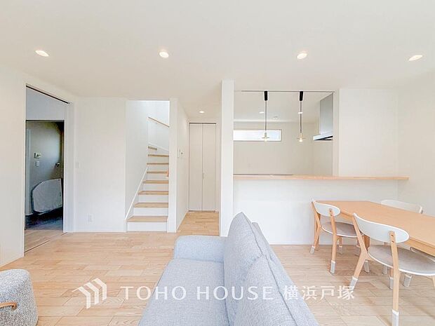 【Living room】ここにはみんなが集い、食事と楽しい会話が始まる。話に夢中になりすぎて、ついつい時を忘れてしまう。そんな束の間の幸せを感じさせてくれる場所。