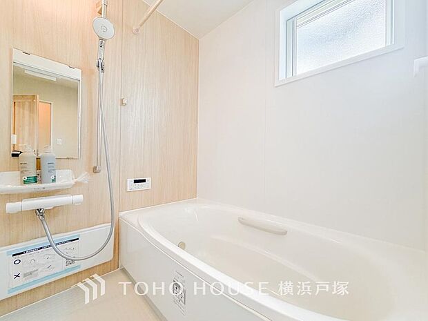 【Bathroom】1日の疲れを取り心身を癒すことができる住まいの中のリラクゼーション空間、リラックスできるよう優しいカラーをチョイスしました。時を忘れるほどのんびりできる空間に。