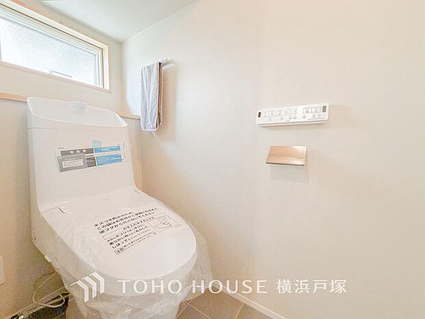 【Toilet】清潔感のあるトイレ空間。毎日快適に使えるよう配慮された仕様で、落ち着いて利用できる空間です。